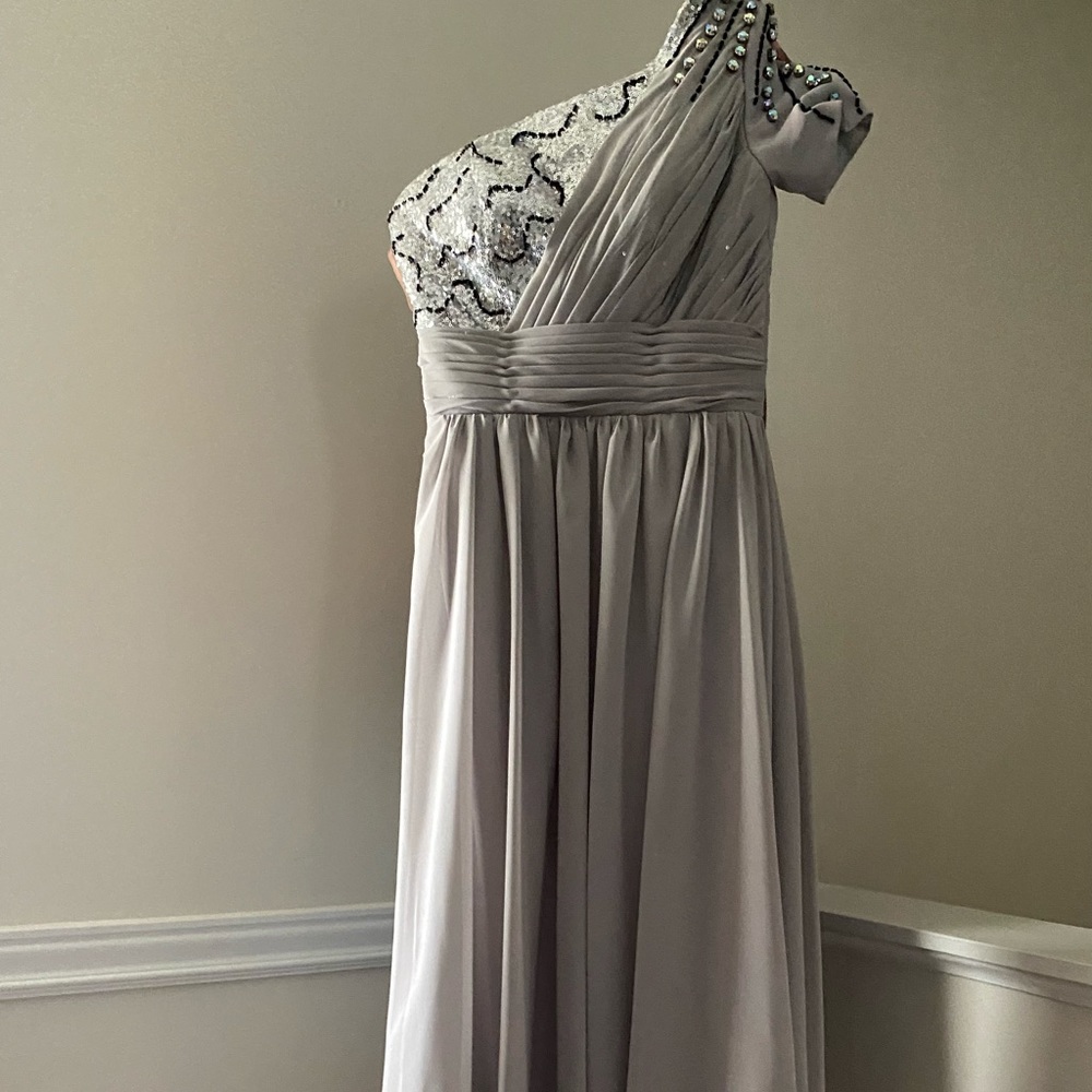 Beautiful Gown it was worn as a prom dress it has a lovely thick lining. Size 0